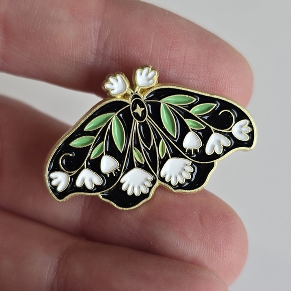 🌿 Flower Moth Pin - Picture 2 of 7